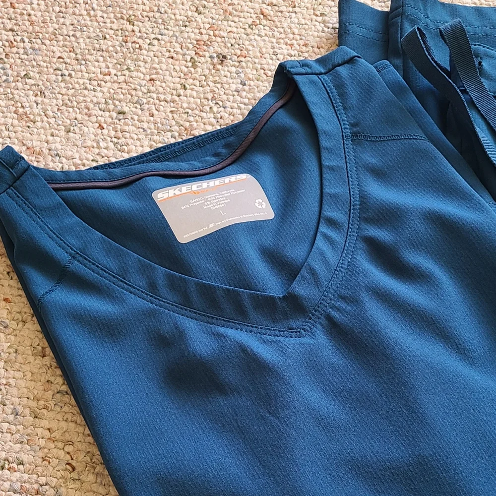 Skechers scrubs set - Picture 3 of 12